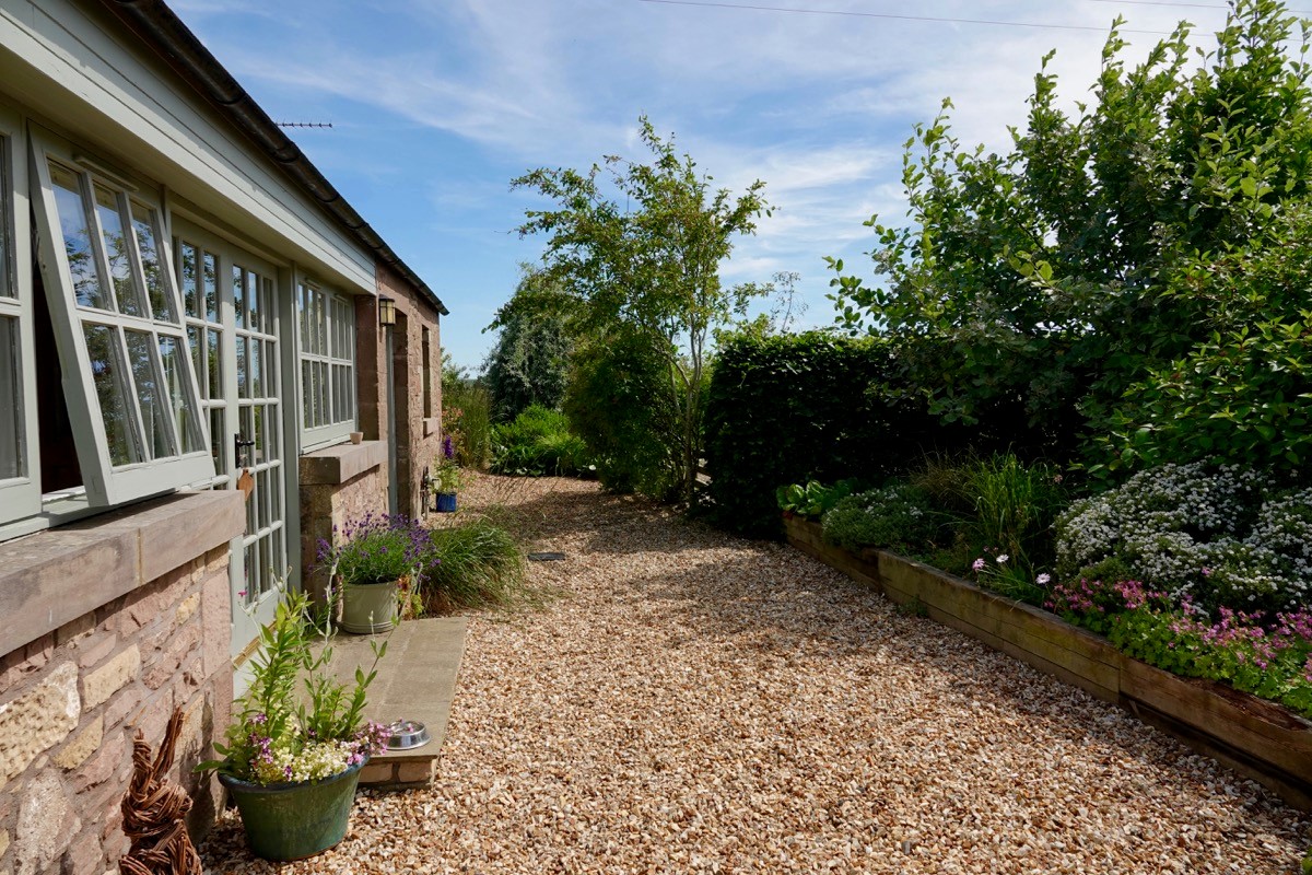 Heritage Cottage - front garden