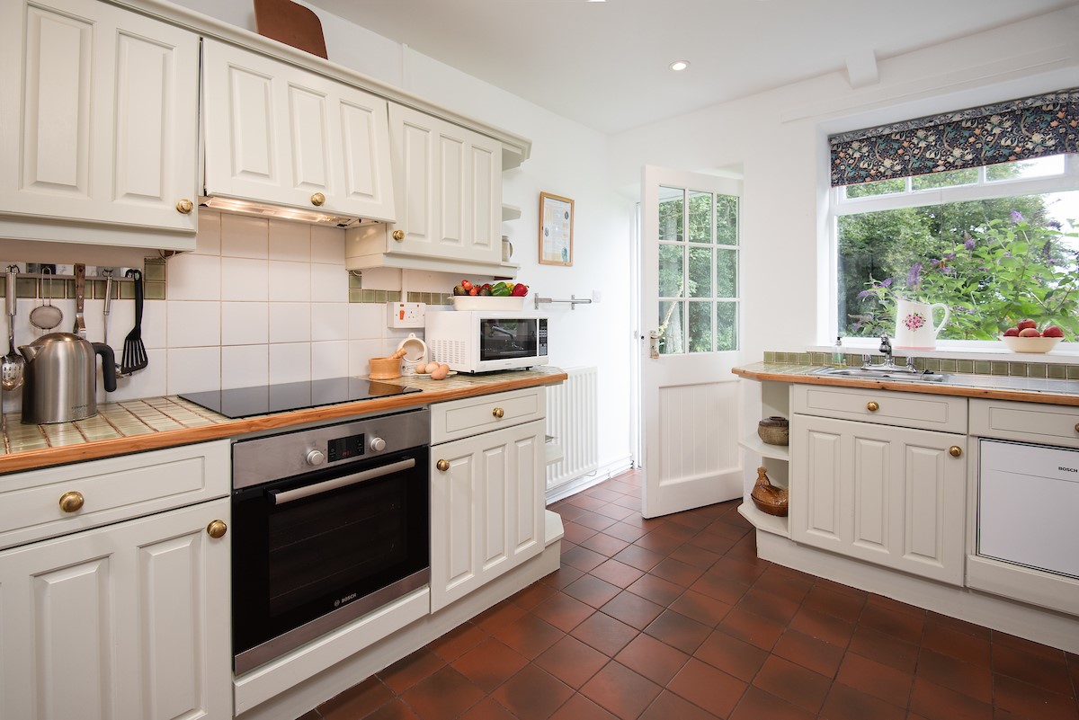 Milfield Hill Cottage - kitchen with ceramic hob