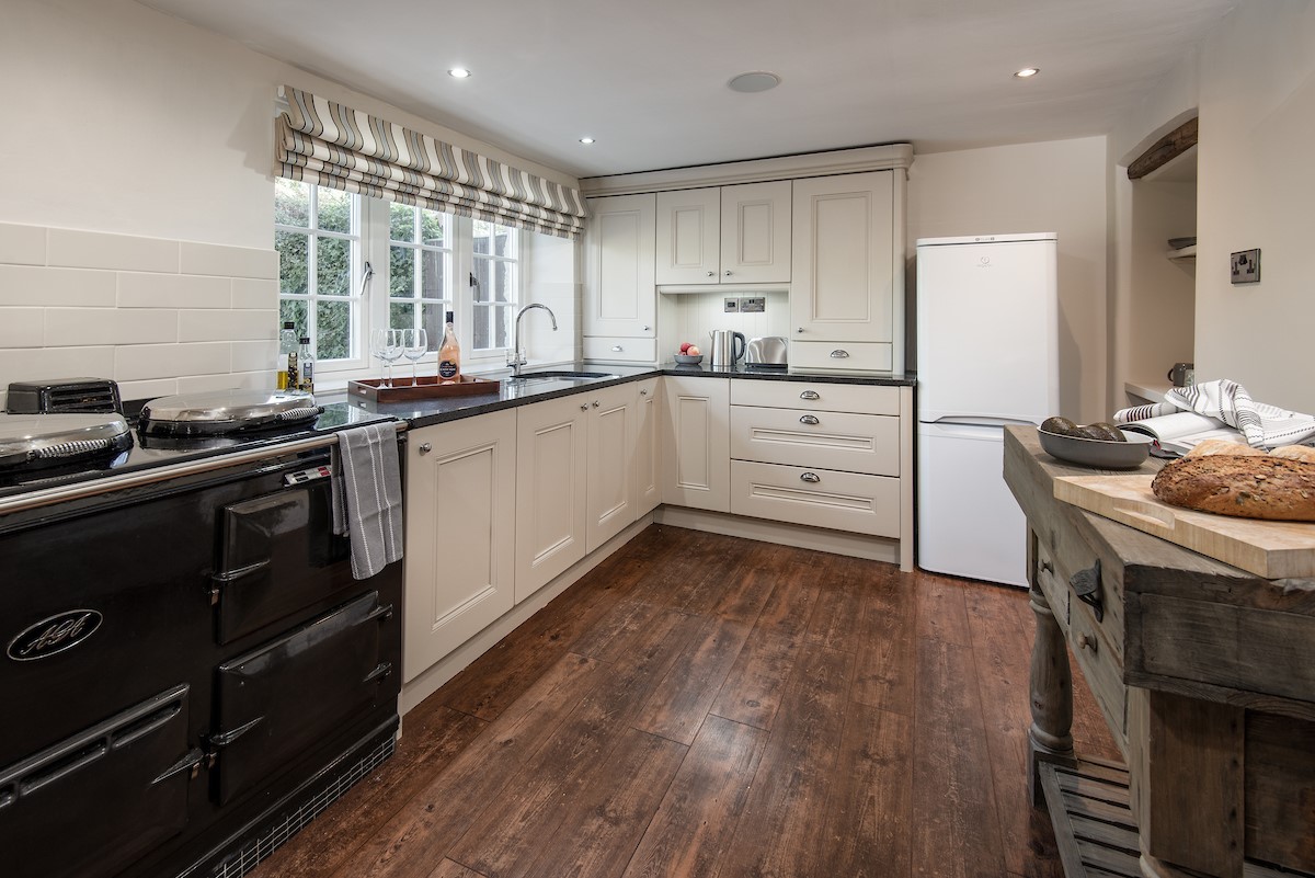 Bowls Cottage - kitchen with integrated appliances and AGA