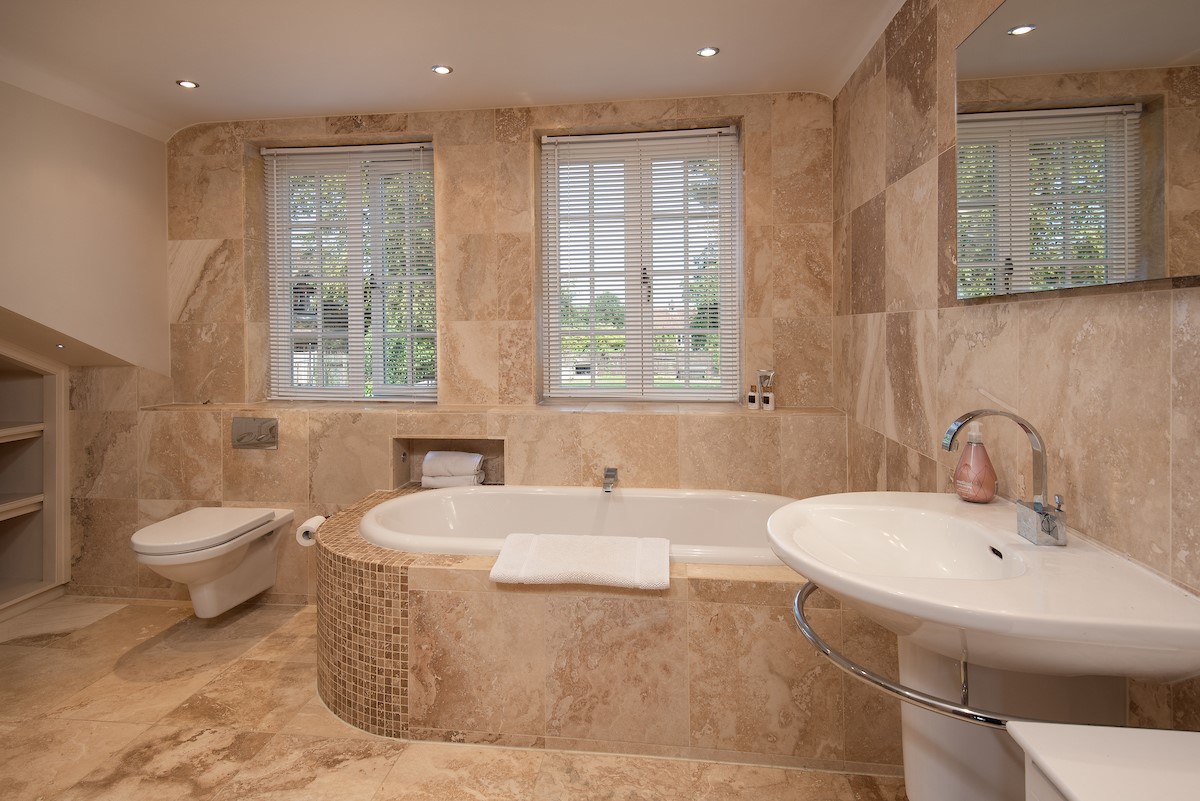 Bowls Cottage - large en-suite bathroom with bath and shower adjacent to bedroom one
