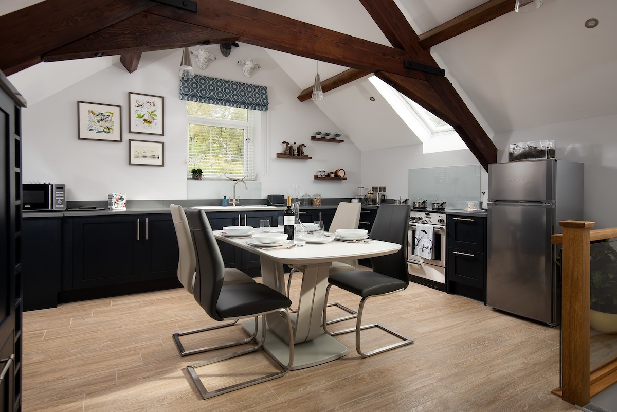 Roundhill Coach House - high spec modern kitchen with dining area