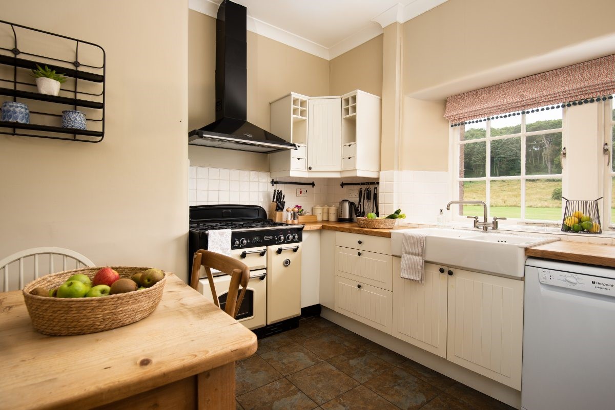 Birch Cottage - kitchen with Rangemaster and double sinks