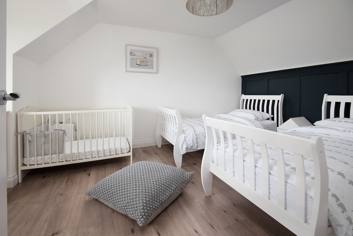 Sunwick Cottage - bedroom three with twin beds and full-size cot