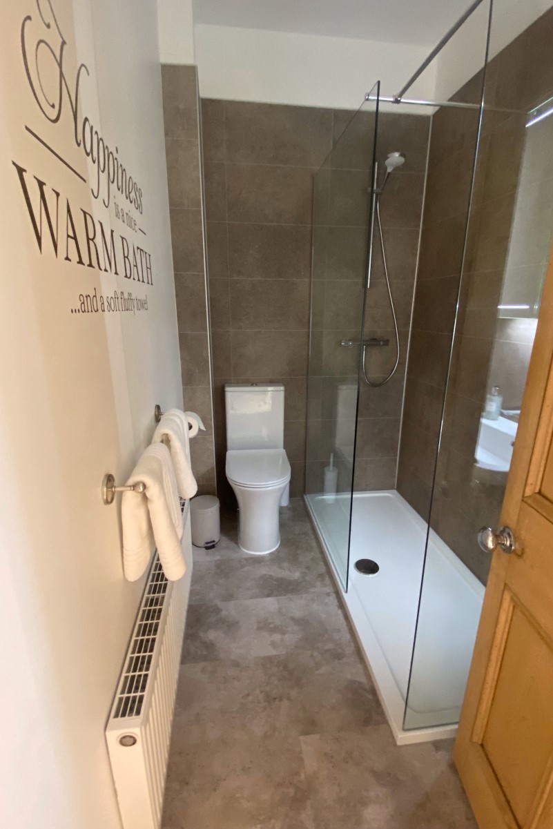 Chestnut Cottage - bathroom with WC, basin and large walk-in shower