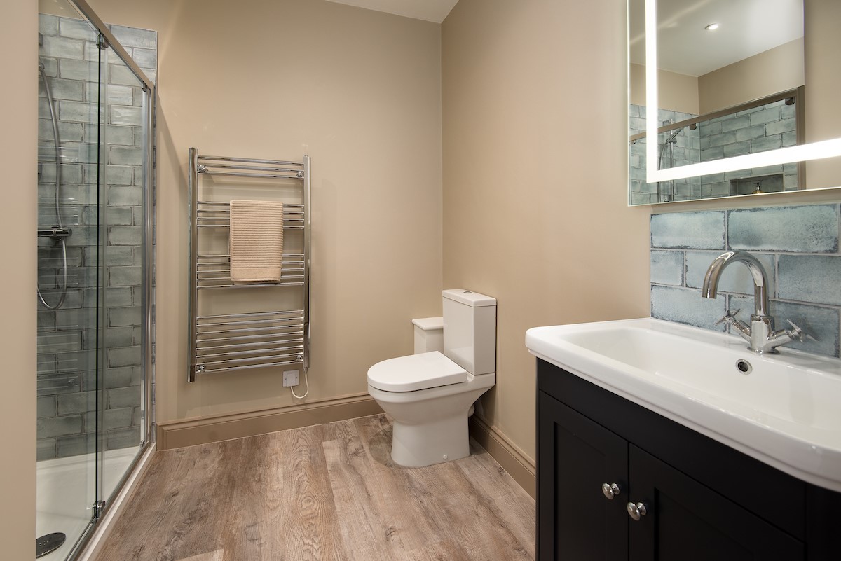 Lookout North - en suite bathroom with shower and heated towel rail