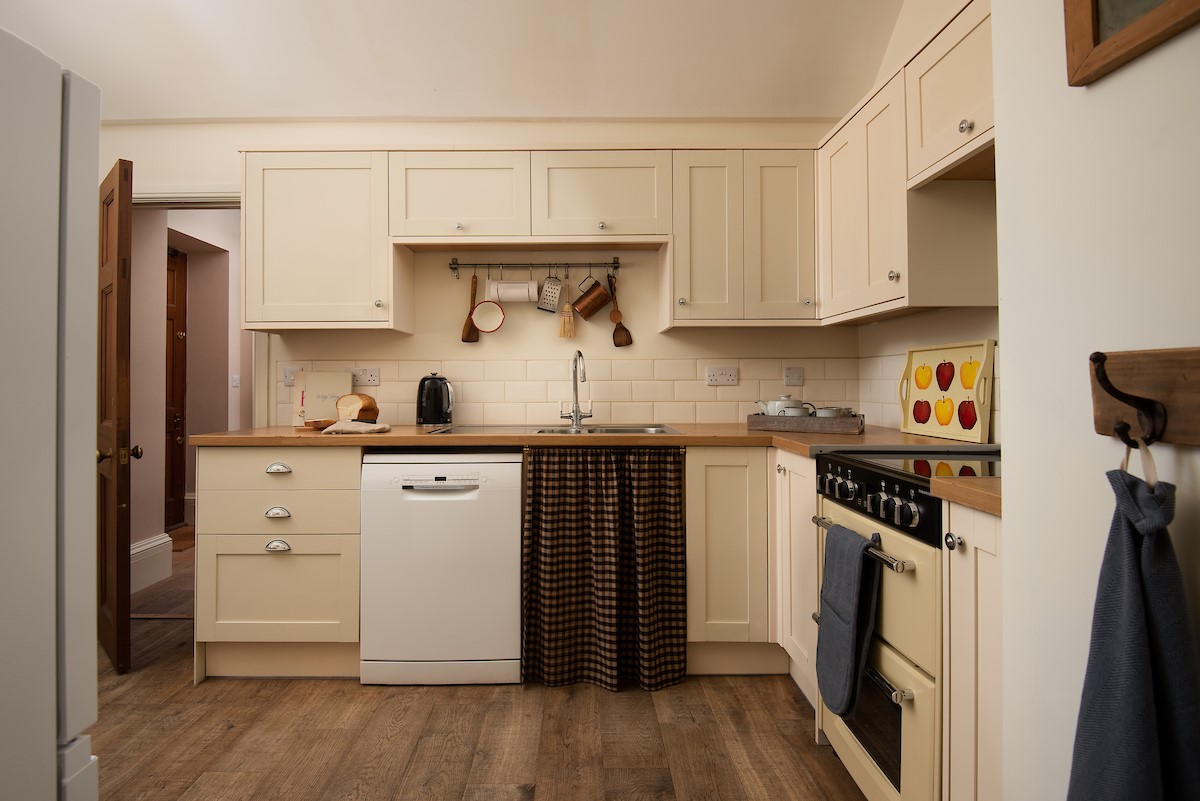 Birks Stable Cottage - kitchen with range cooker, dishwasher and fridge/freezer