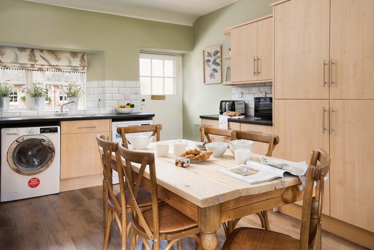 Laurel Cottage - dining space for six guests within the kitchen