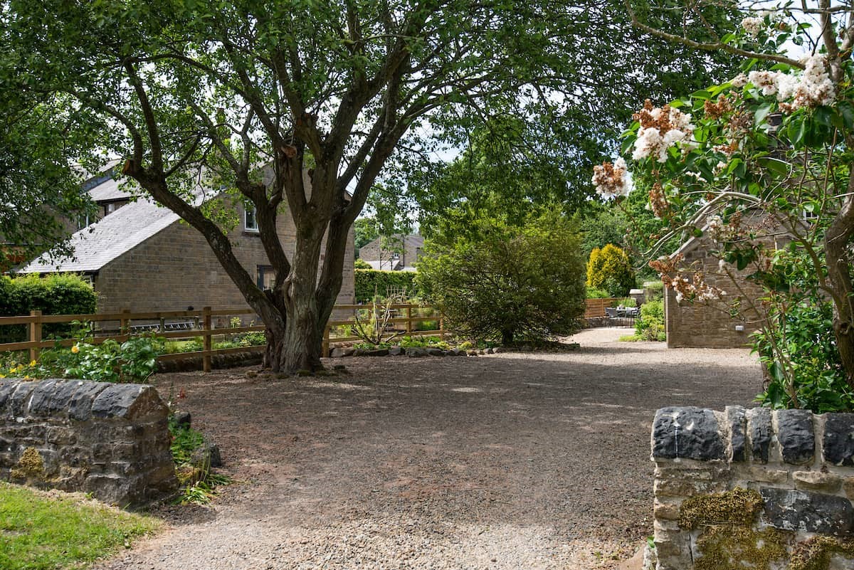 East End Cottage - the gravelled parking area has plenty of space for two to three cars
