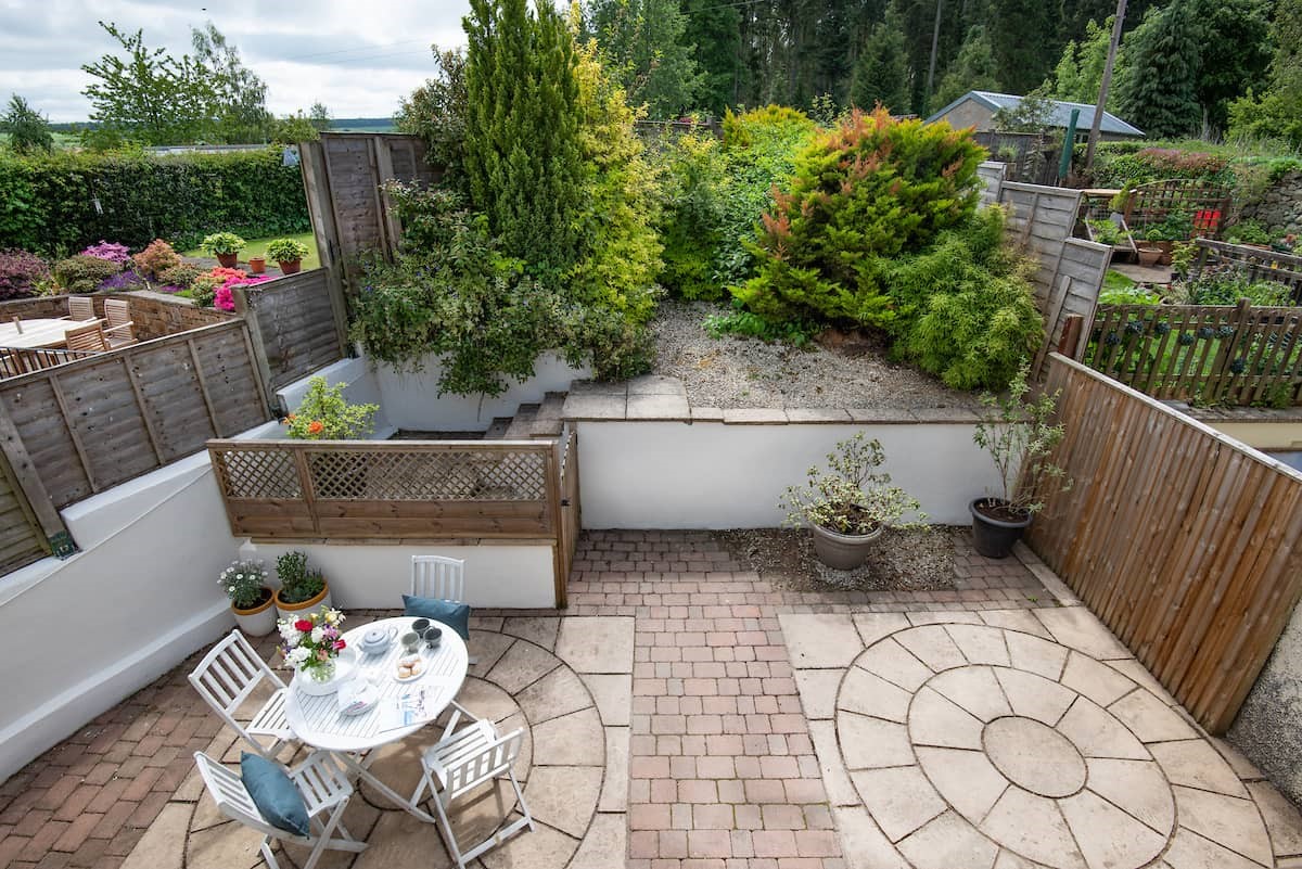 Campsie Cottage - enjoy the sunshine in the enclosed and south-facing patio garden