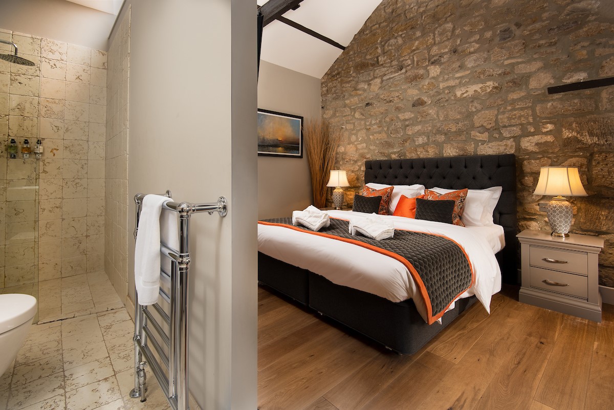Coach House - bedroom one with zip and link beds and en suite bathroom with large walk-in shower