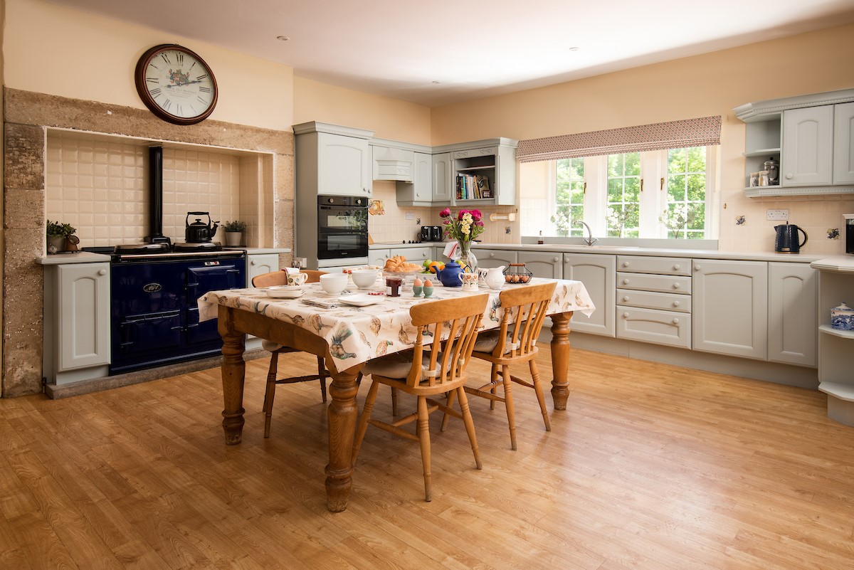 Eslington Lodge - farmhouse style kitchen with Aga and kitchen table