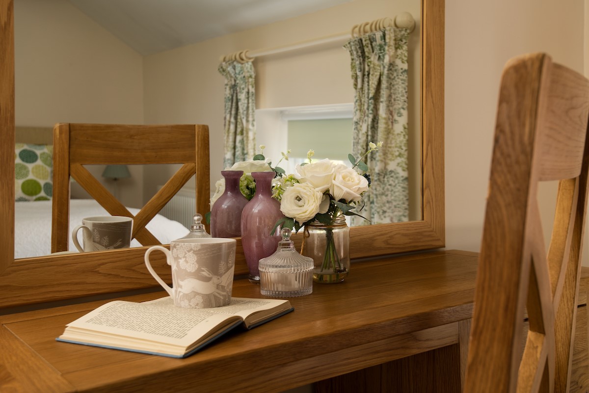 Rose Cottage, Huggate - dressing table in bedroom one