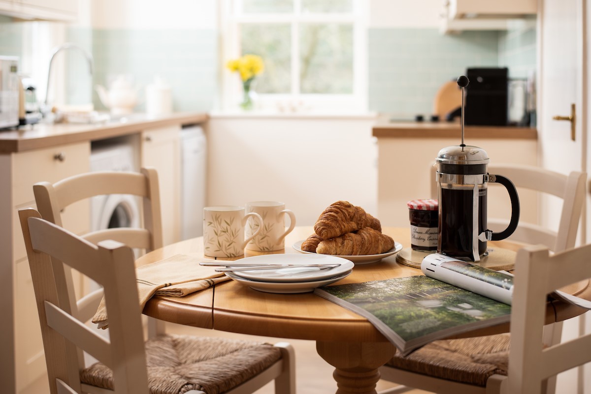 Daffodil Cottage - enjoy breakfast in the kitchen before a day of exploring