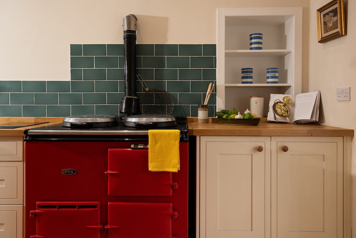 The White House - well-equipped kitchen with AGA