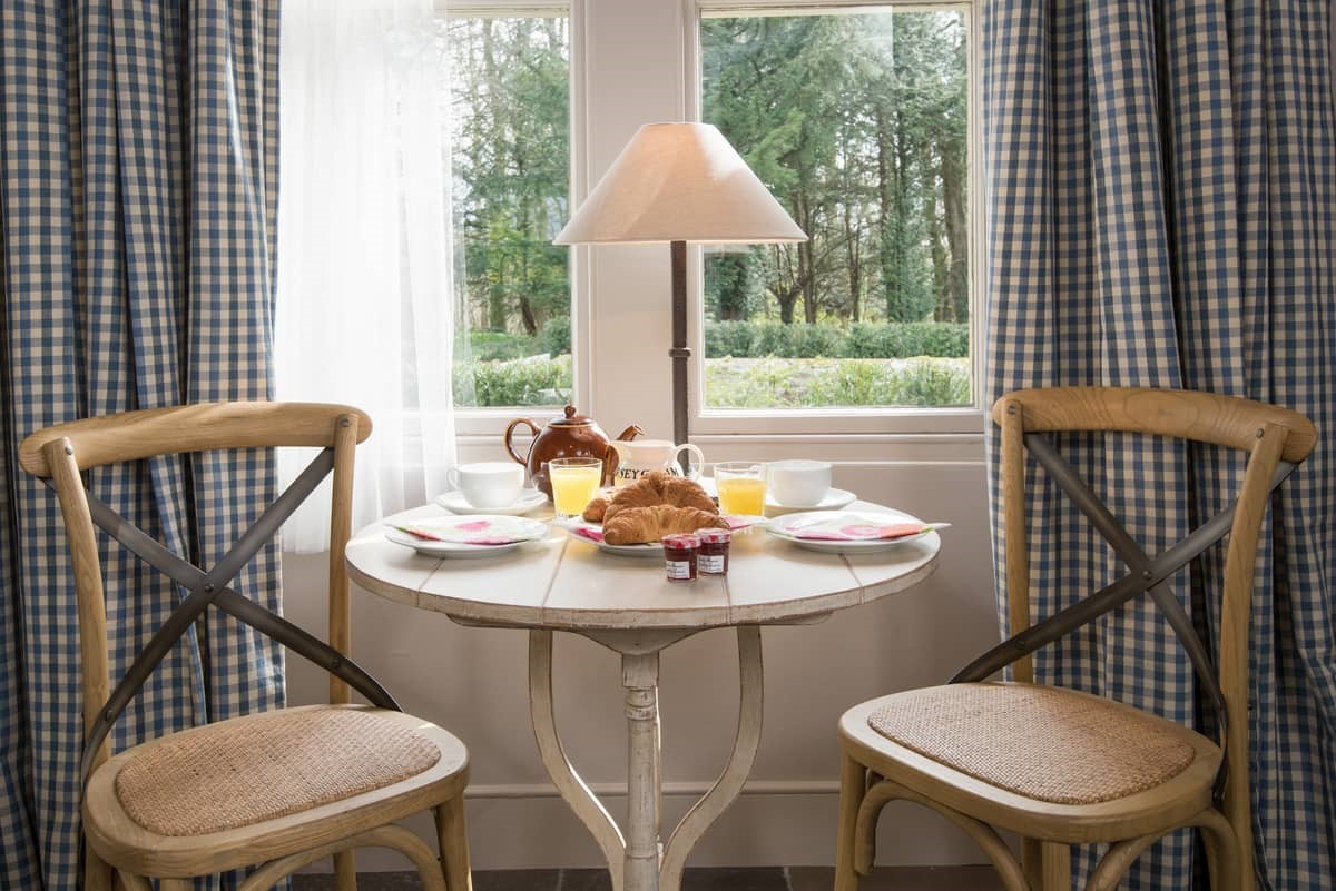 Park End - dining space for two in front of the window featuring views of the woods beyond