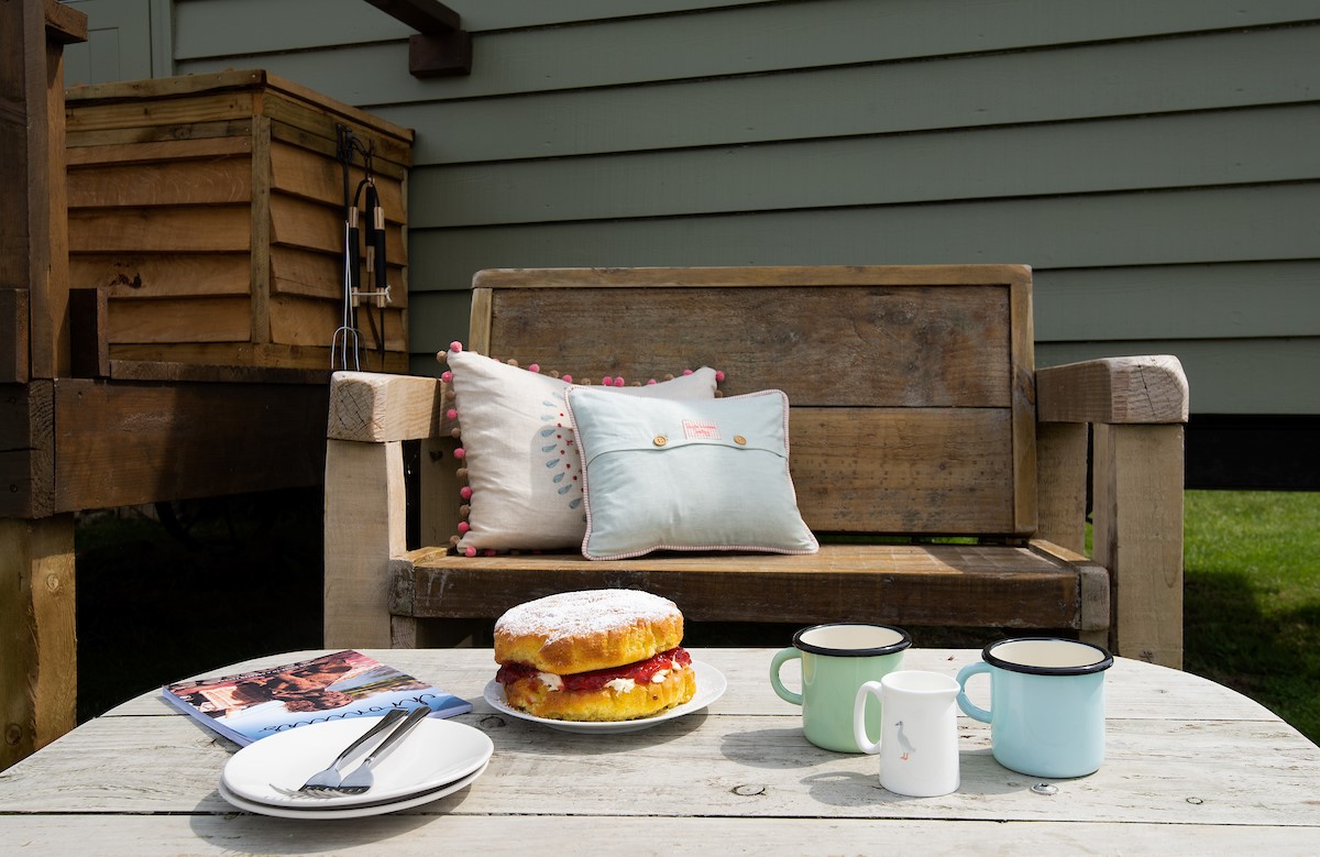 Wagtail - outdoor dining for guests to tuck into a tasty cake and relax with a brew