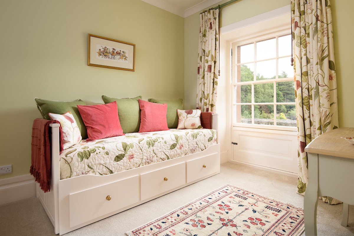 Fairnilee House - Craigmyle - adjacent children's bedroom / dressing room with single truckle bed