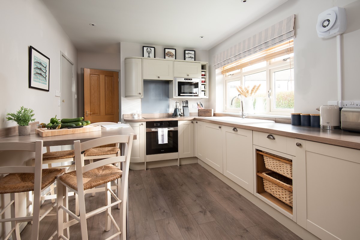 Greengate - kitchen with dining space for four guests