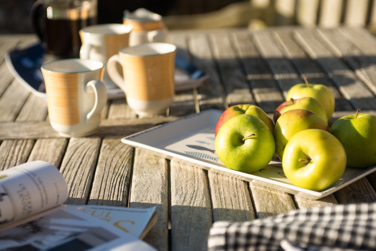Bee Cottage - enjoy breakfast on the patio while planning the day's adventure