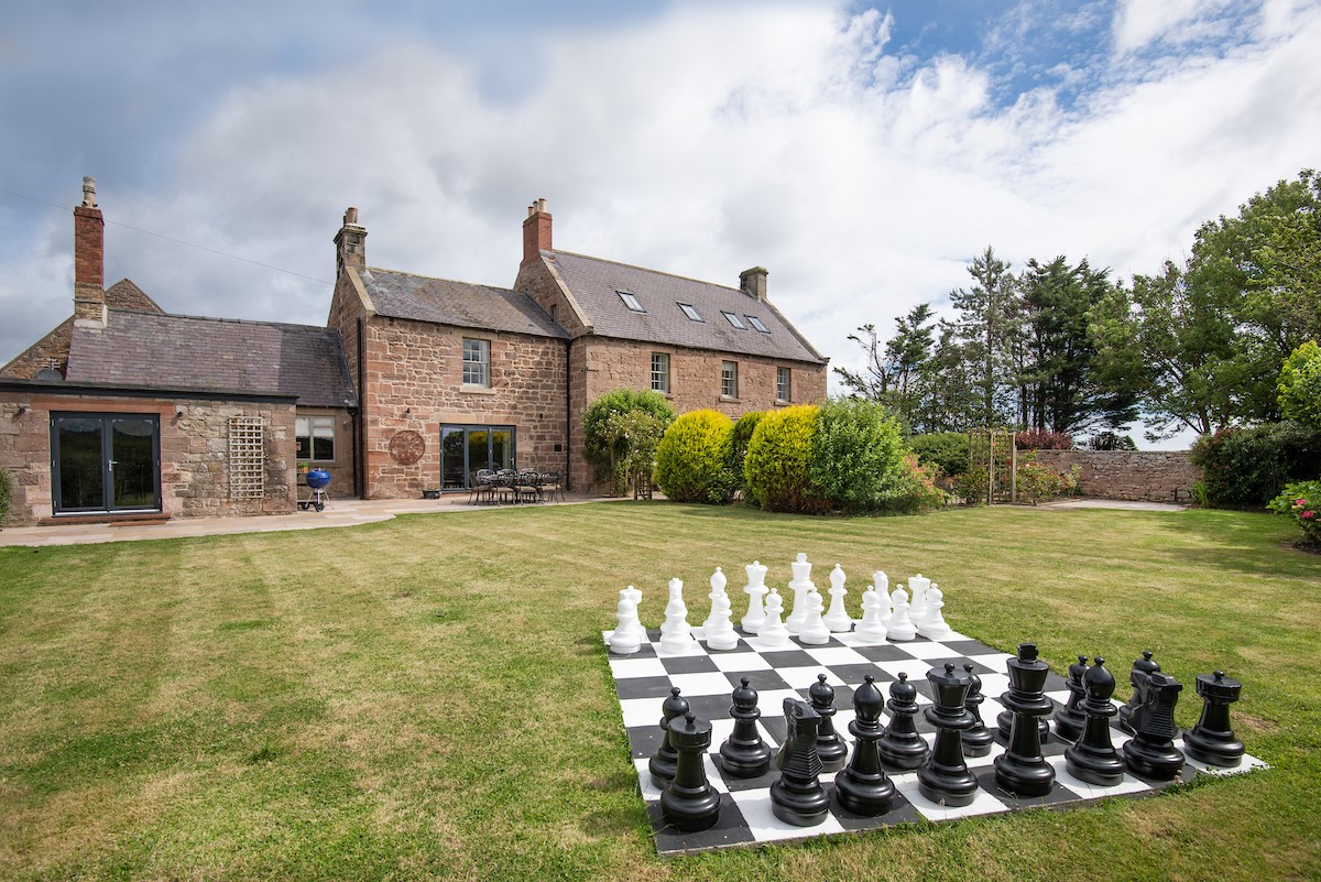 Brockmill Farmhouse - large lawned garden with giant chess set
