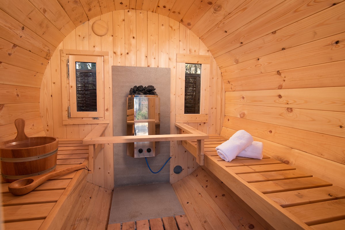 East Lodge Home Farm - unwind in the sauna pod with space for 4 guests