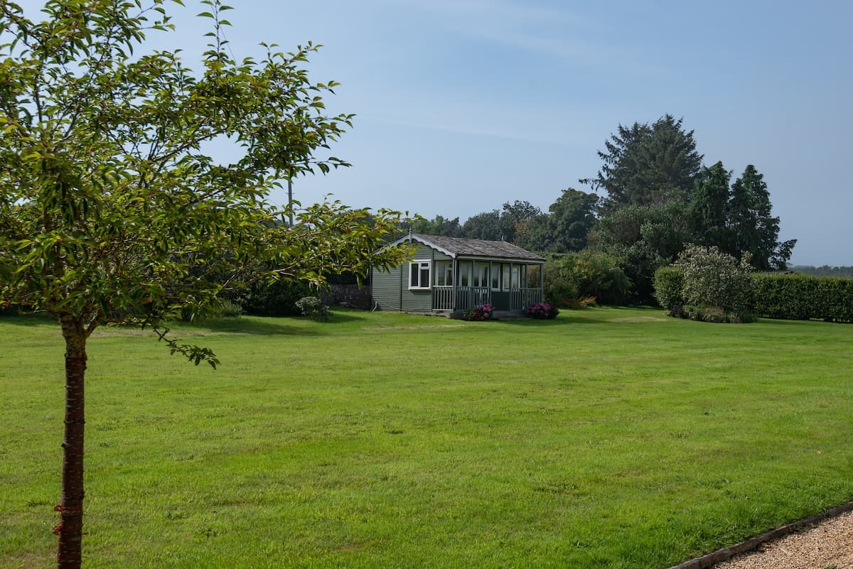 Seaview House - large lawned garden to the front of the property complete with a summer house