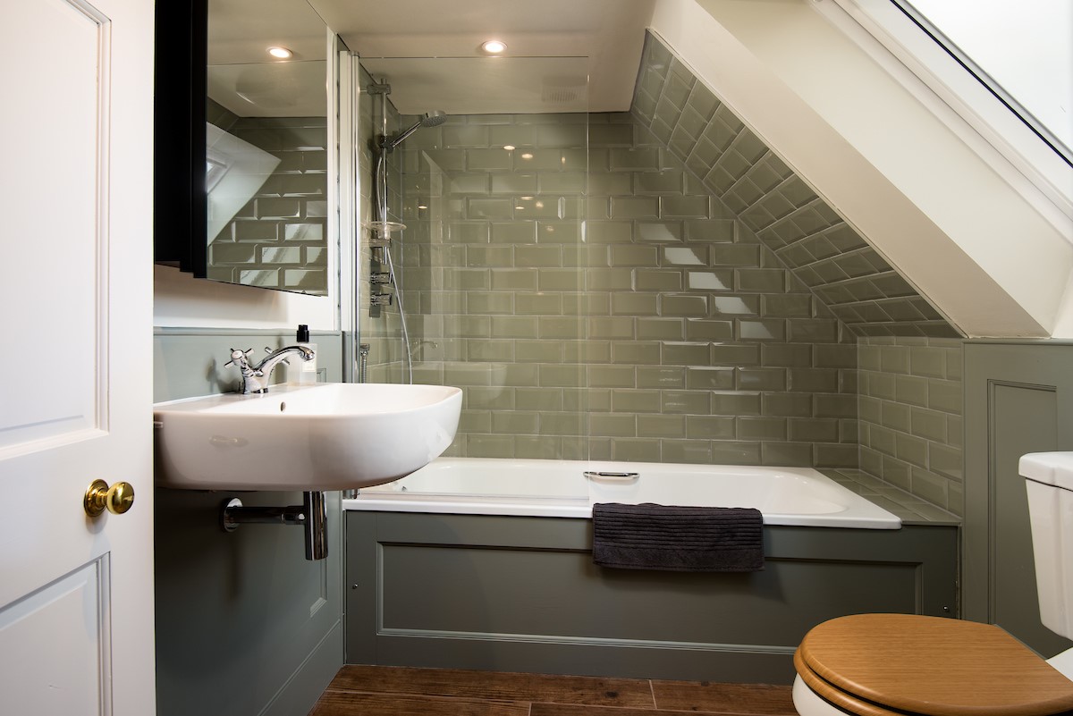 Cairnbank House - bedroom three en suite bathroom with bath and shower over