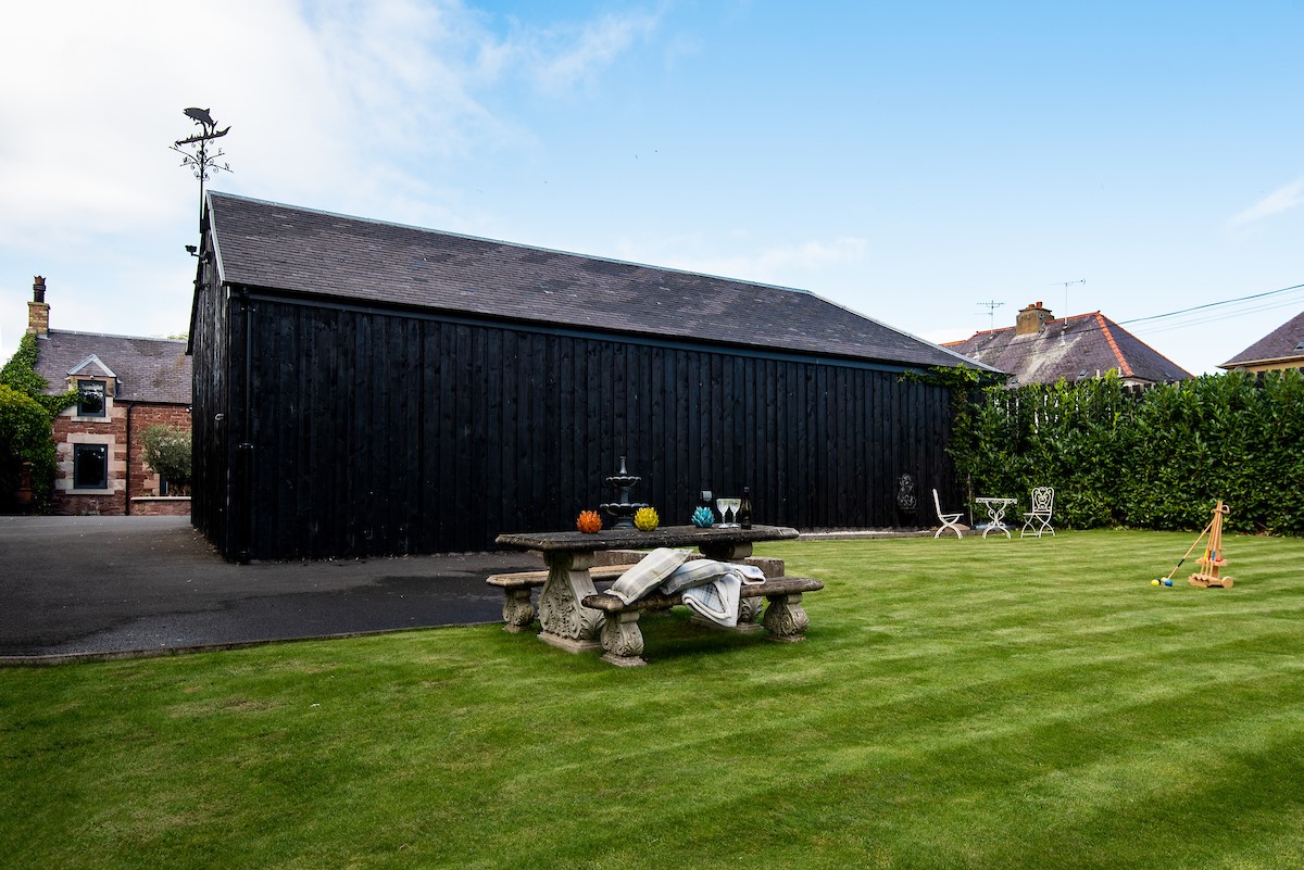 Coledale Stables - enclosed garden with lawned area and inner courtyard