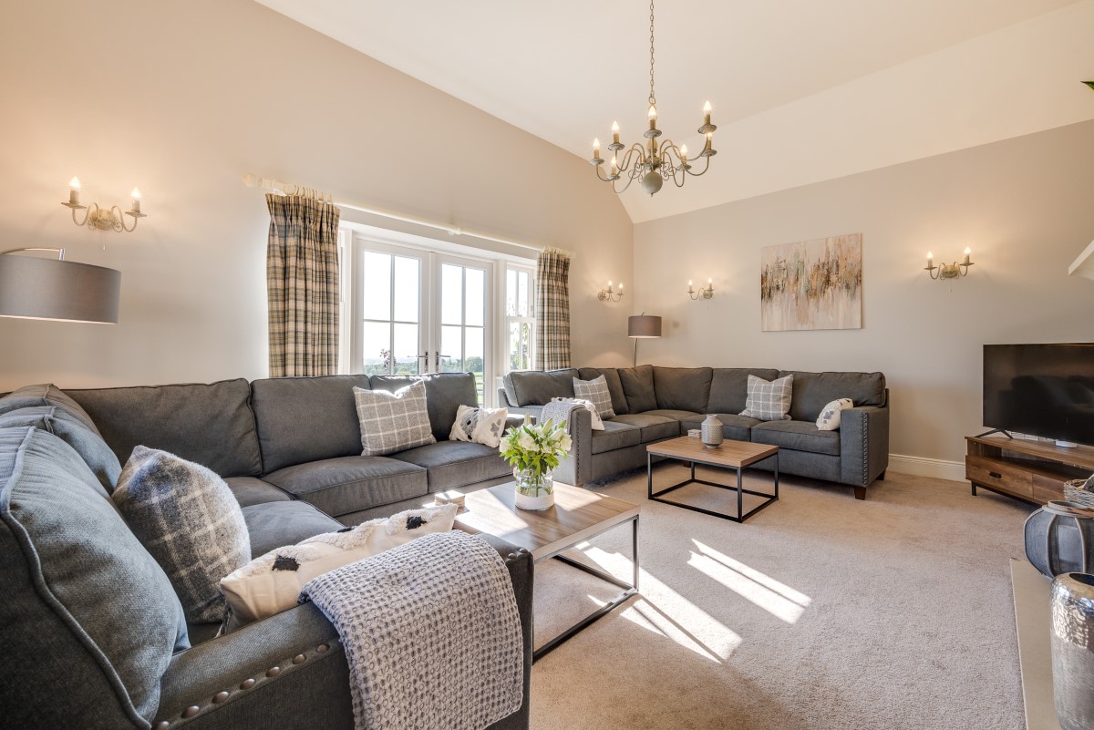 Bracken Lodge - large living room with two comfortable corner sofas