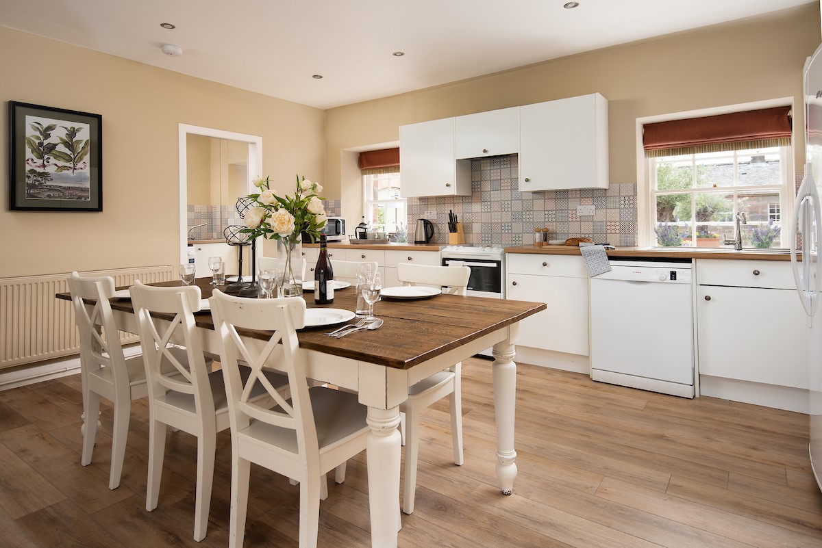 Willow Cottage - spacious kitchen with space for dining