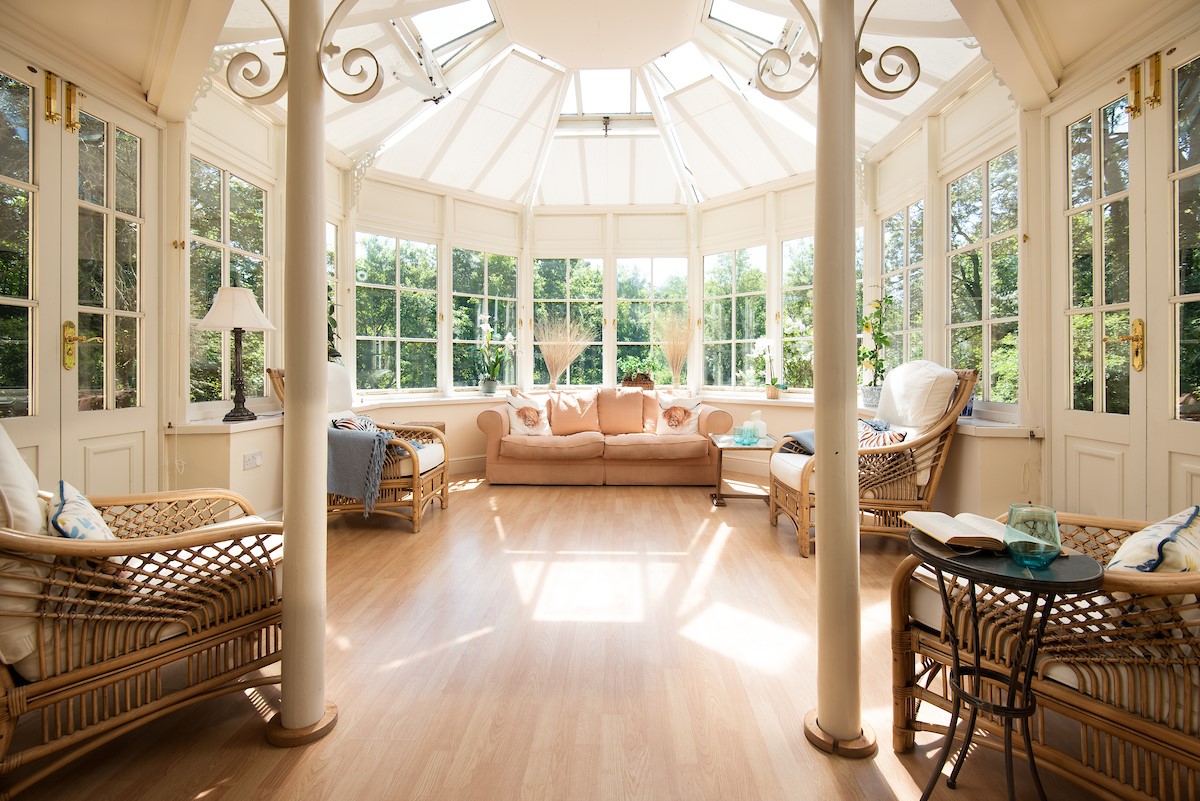 Eslington Lodge - bright and stylish conservatory