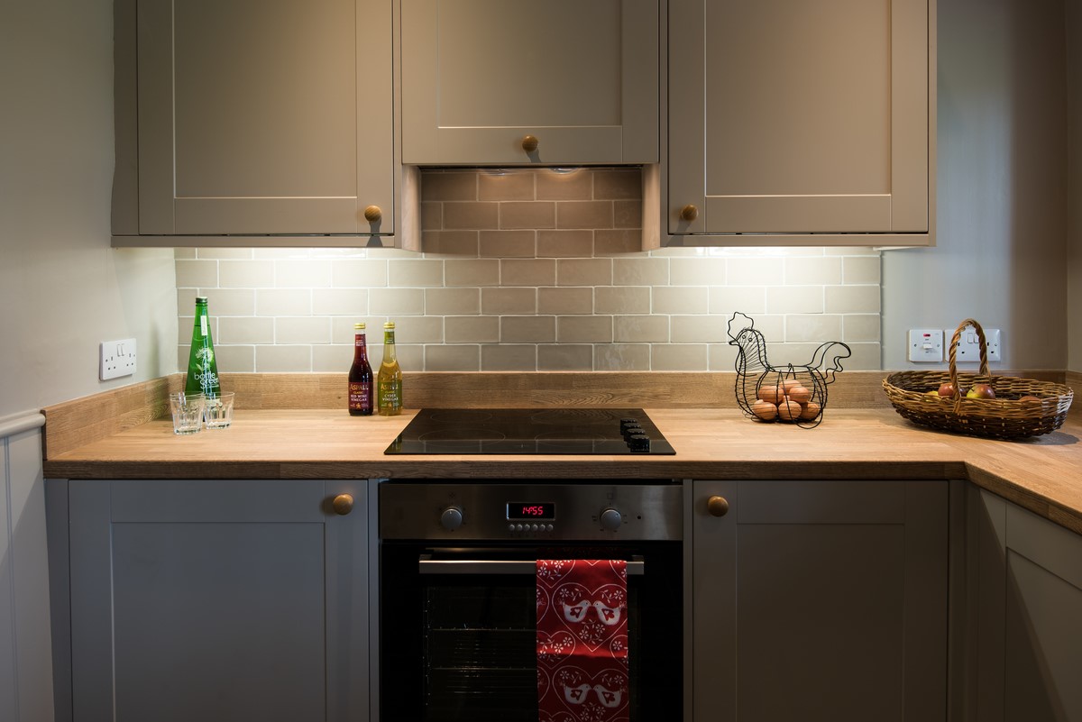Park End - ceramic hob and electric oven in the kitchen