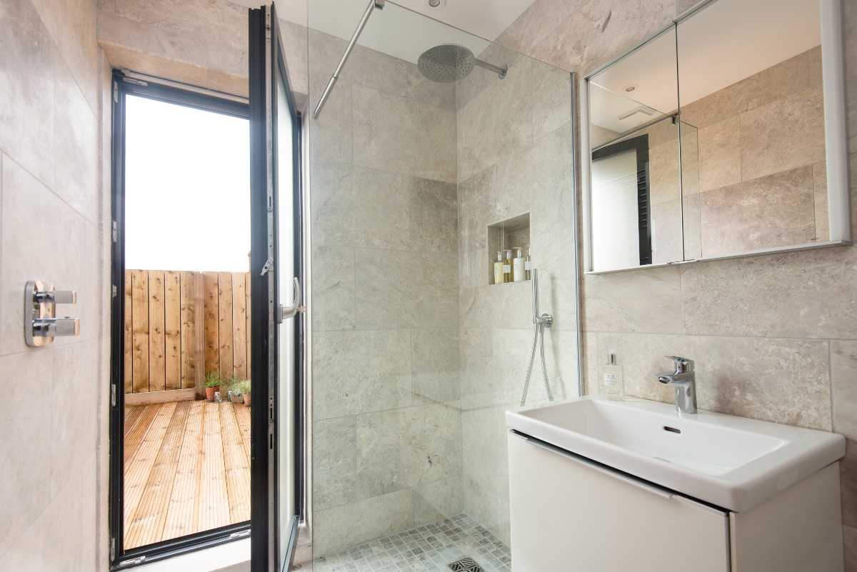 The Oak - direct access to the Shaanti bath area from the family bathroom
