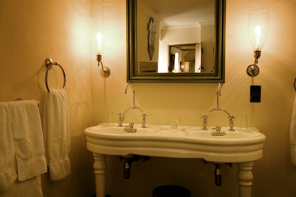 Fenton Tower - The Stewart - en suite bathroom with French double basin