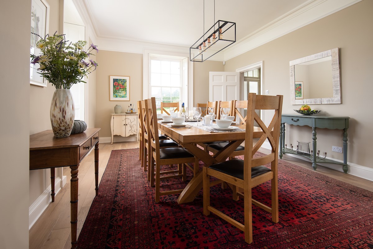 Seaview House - large dining table to seat up to eight guests