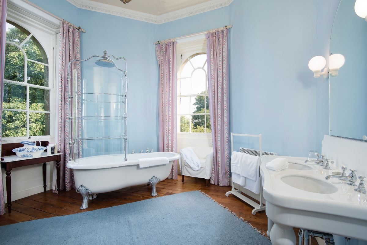 Wedderburn Castle -  bedroom one en suite bathroom