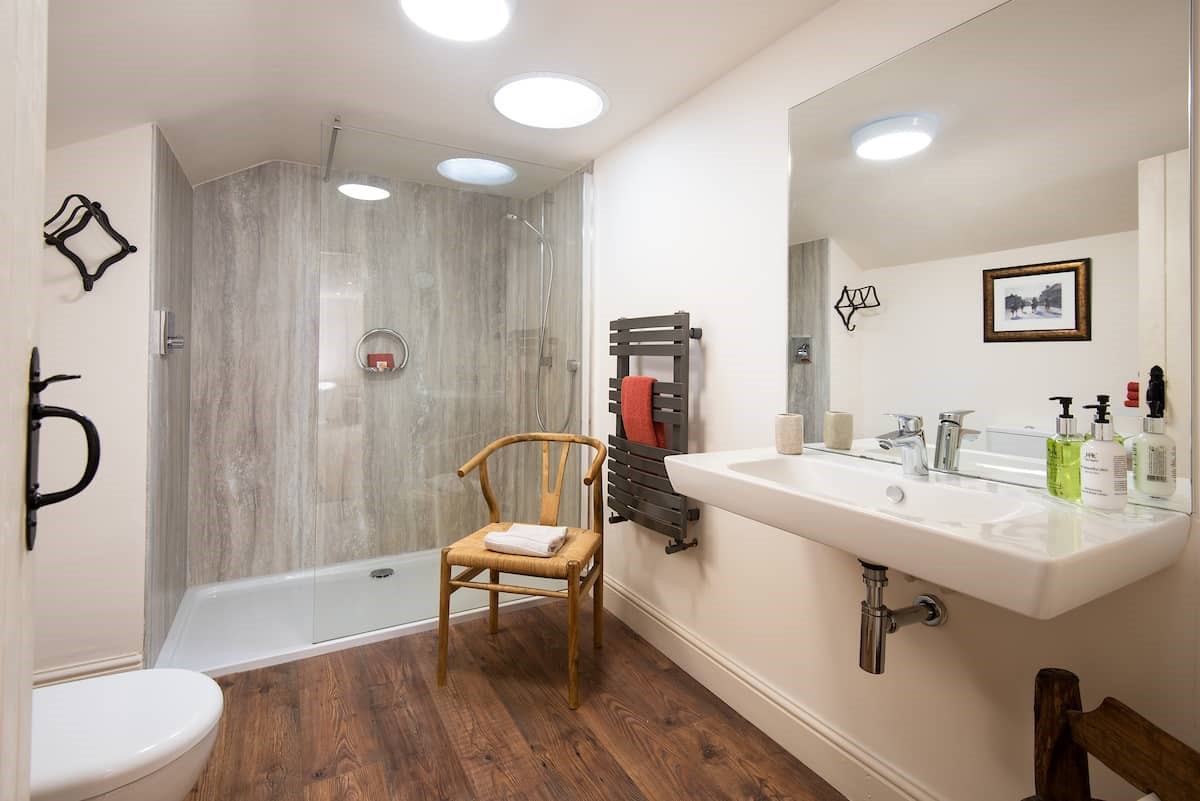 Anvil Cottage - bedroom one en suite with large walk-in shower