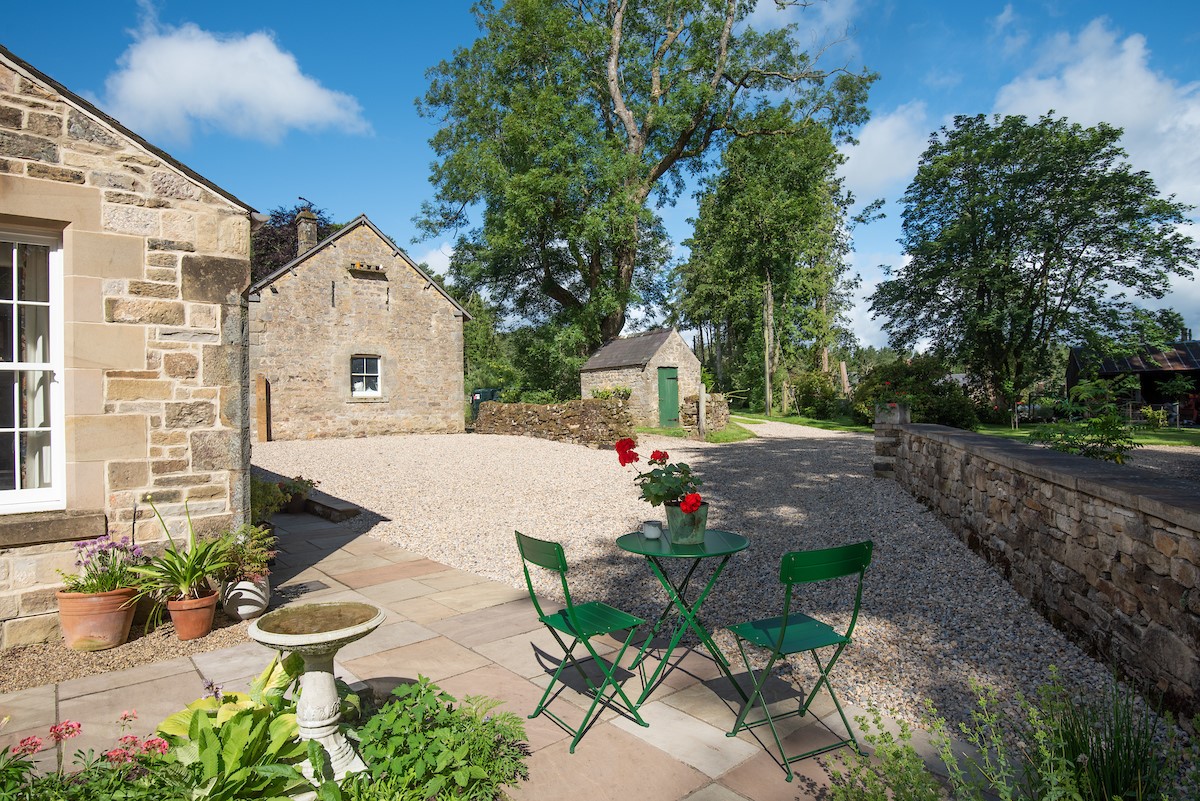 Birks Stable Cottage - patio garden with gravelled driveway