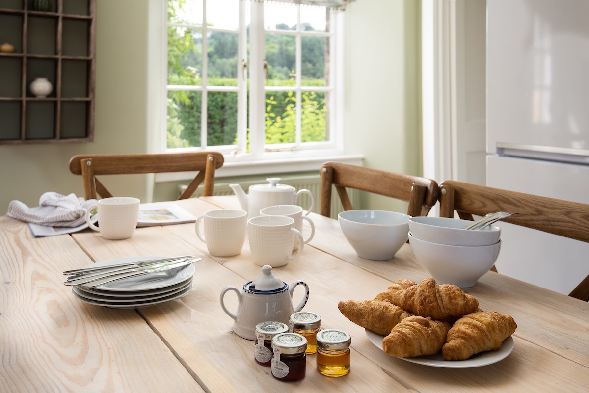 Laurel Cottage - breakfast table