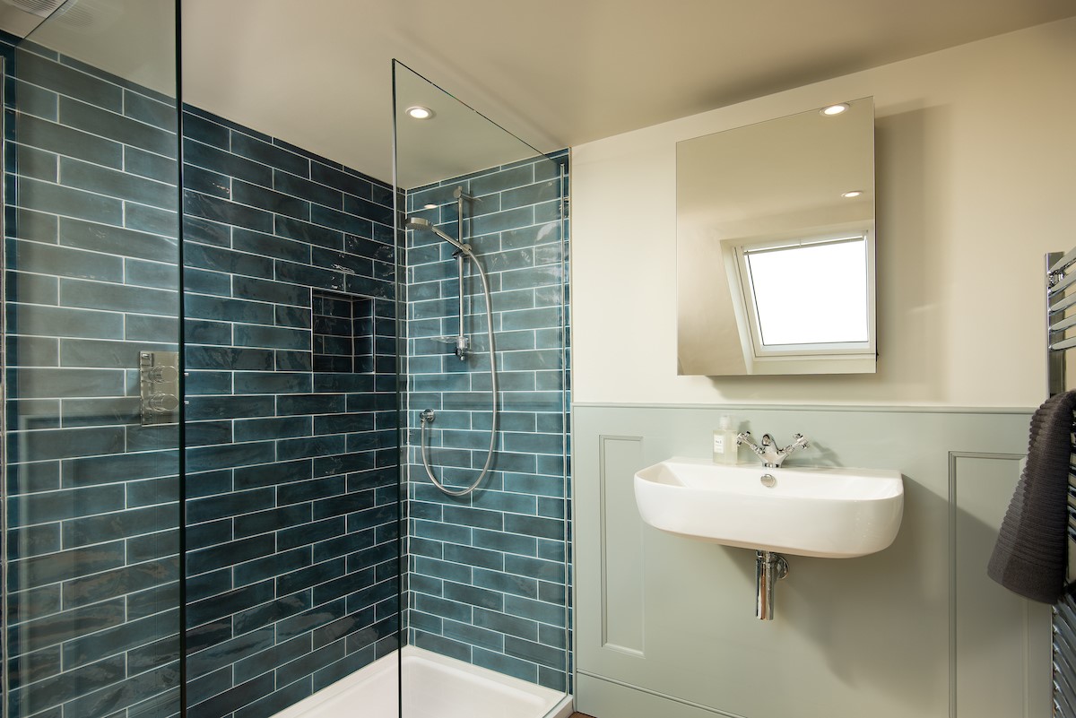 Cairnbank House - bedroom two en suite with large shower and basin
