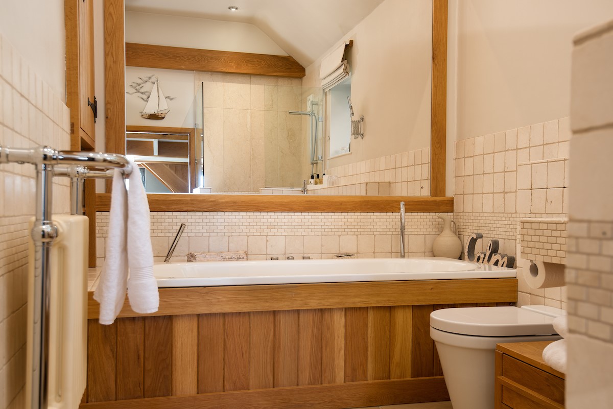 Bay View Cottage - the deep tub in the bathroom perfect for relaxing in