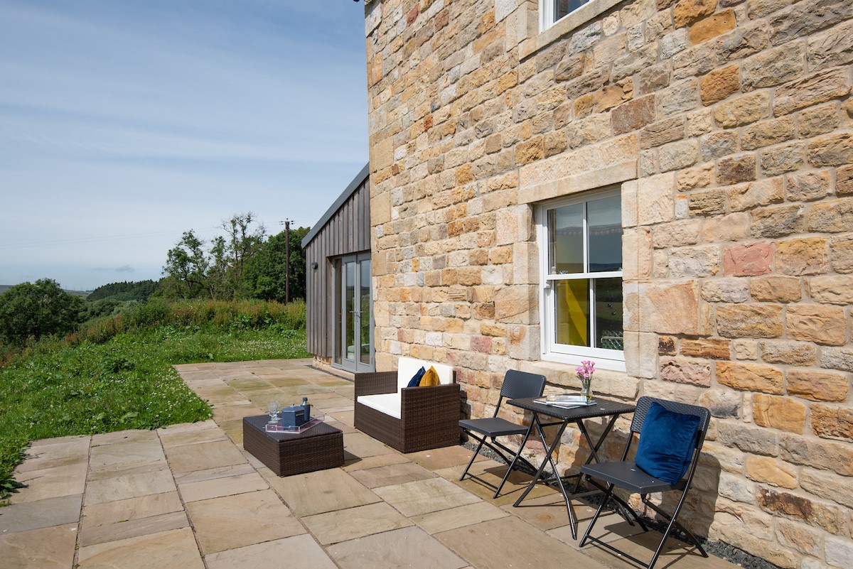Lowtown Cottage - large patio area for guest to enjoy the surrounding views