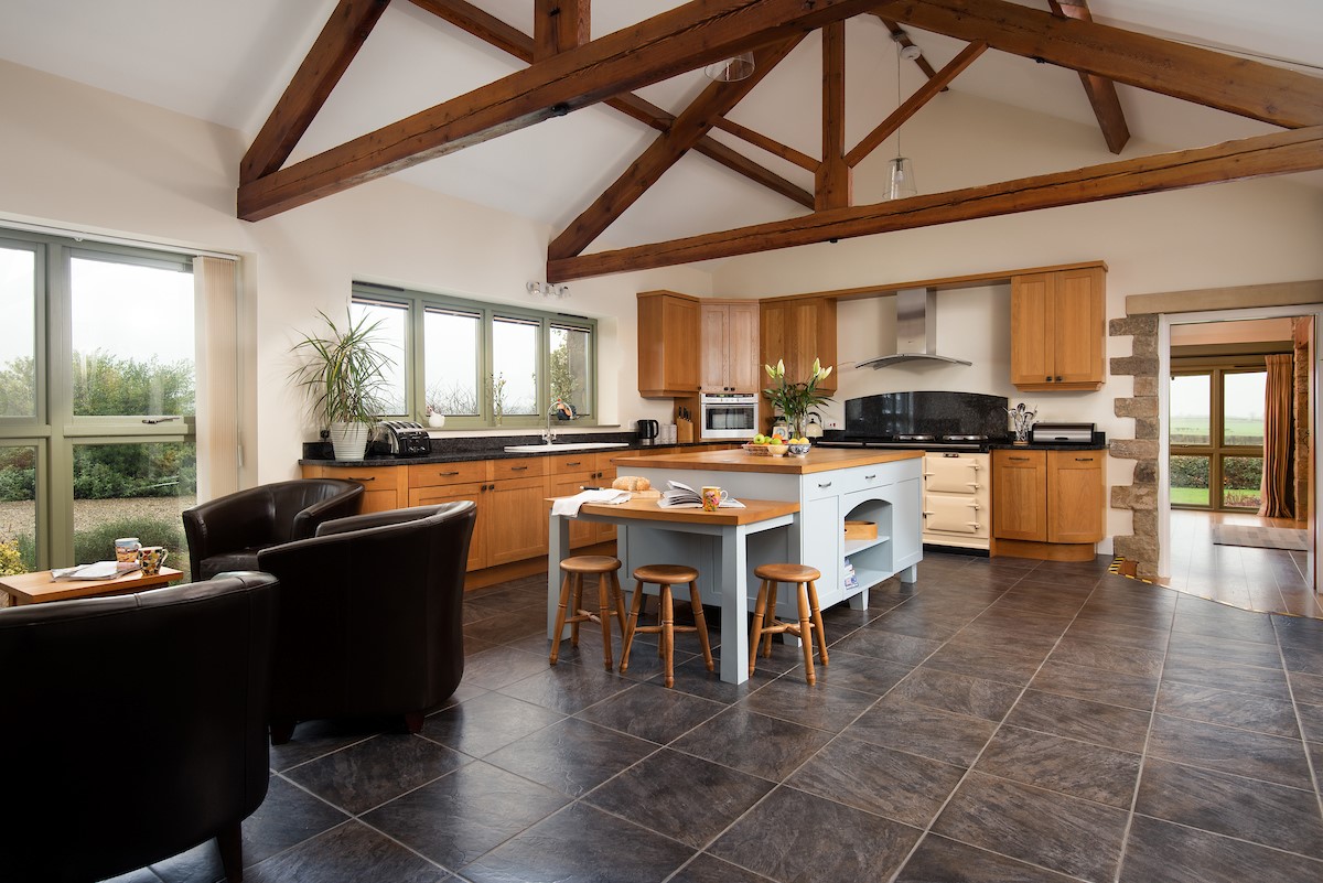 East Lodge - spacious and well equipped kitchen with additional seating area