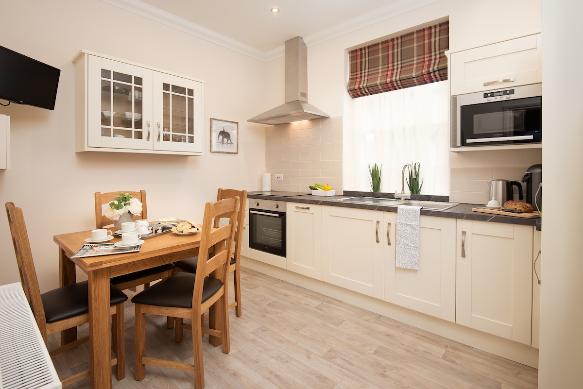 Bank View - shaker style kitchen with integrated appliances and dining for four