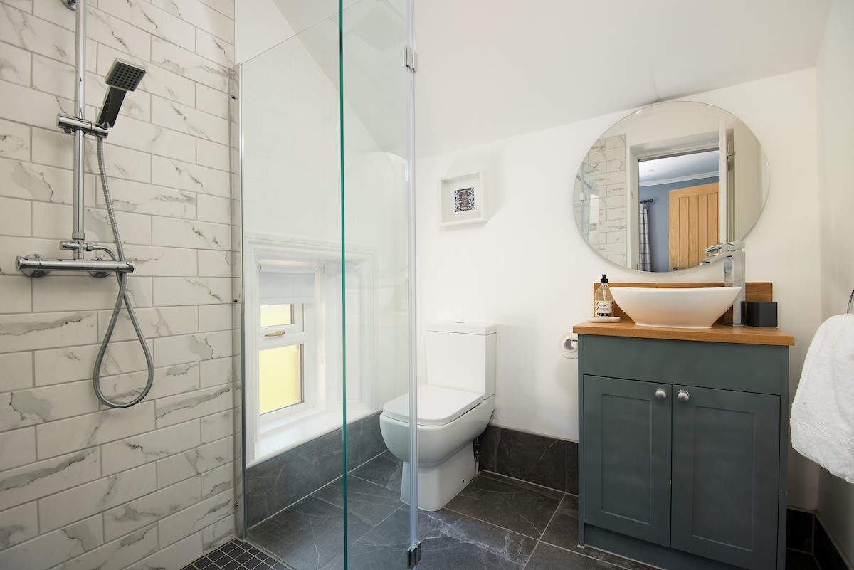 Castle View, Bamburgh - bedroom four en suite shower room