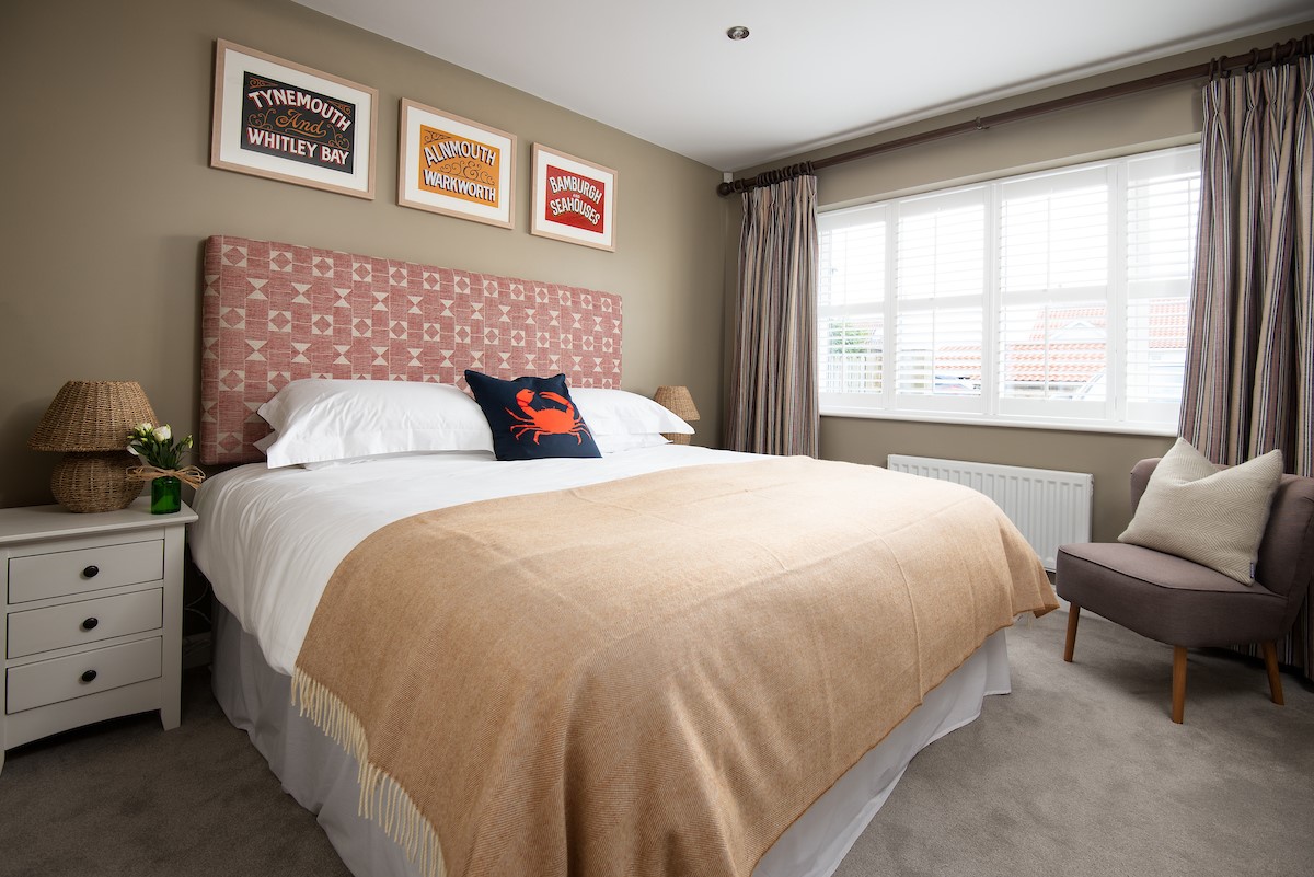No. 6 - bedroom two on the ground floor with zip and link beds that can be configured as a super king or 3' twin beds