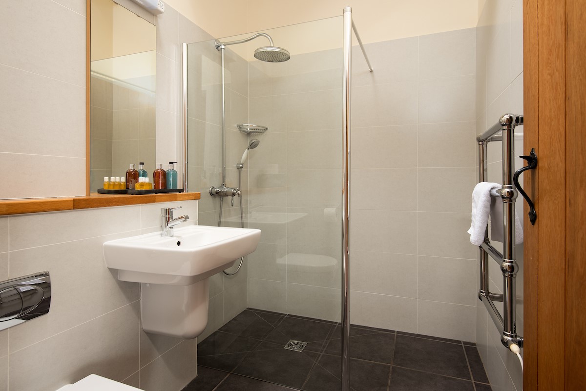 East Lodge - the stylish master ensuite with large walk in shower