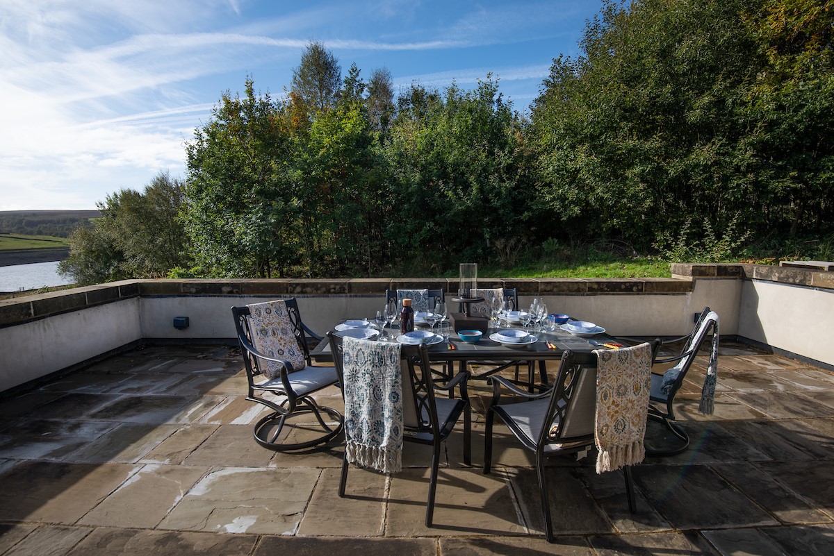 Roundhill Coach House - outside dining with stunning views over the reservoir