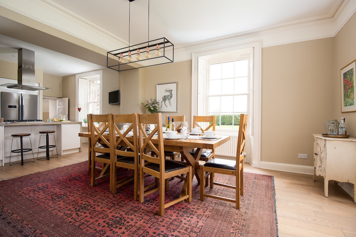 Seaview House - dining table to seat up to eight guests in the open-plan kitchen / dining area