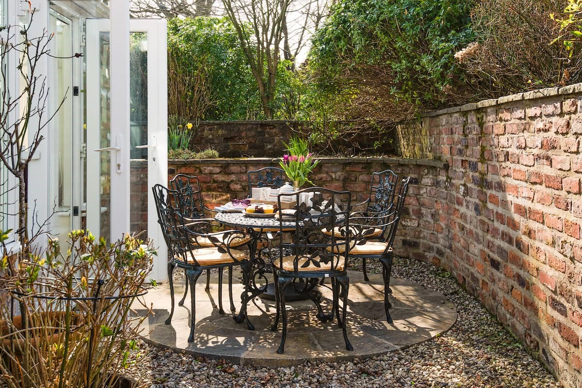 Rose Cottage, Huggate - outside dining table and chairs